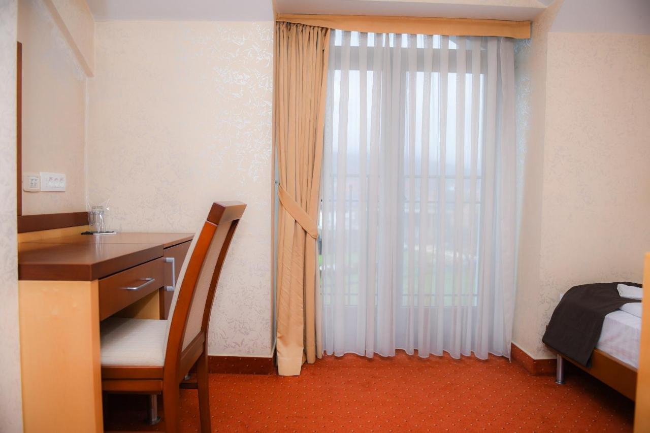 Hotel Marshal Нікшич Екстер'єр фото